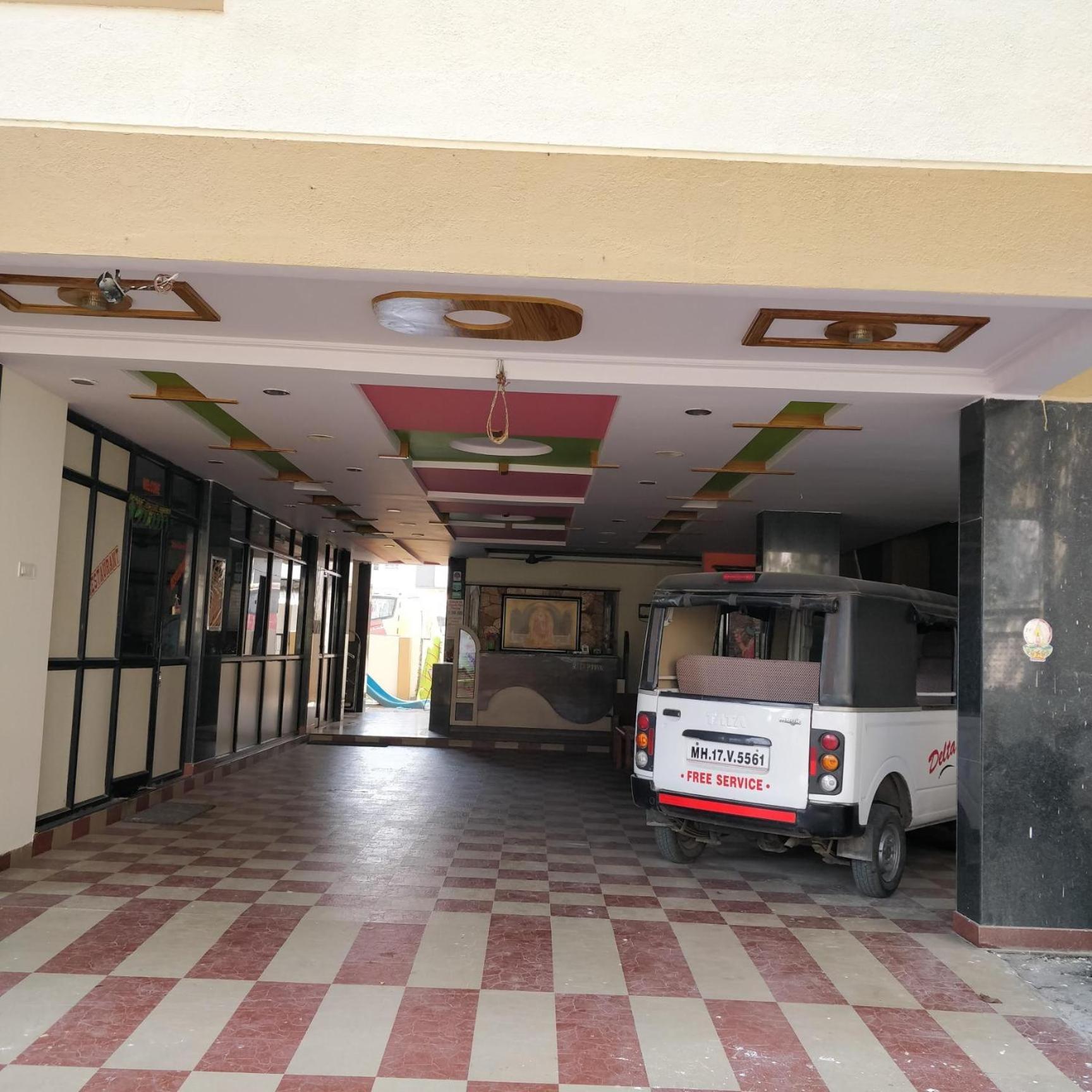 Hotel Delta Executive Shirdi Esterno foto